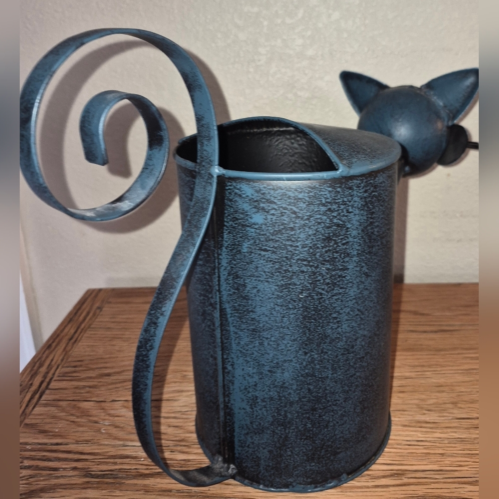 Decorative Metal Watering can designed in the shape of a cat - Picture 3 of 3